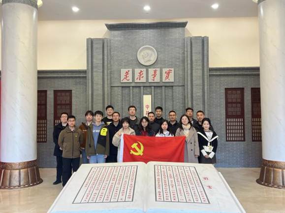 校史馆参观合影